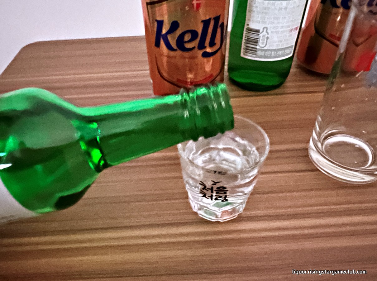 하이트진로 켈리 Kelly 와 처음처럼으로 소맥을 만들기 위해 처음처럼을 따르는 사진