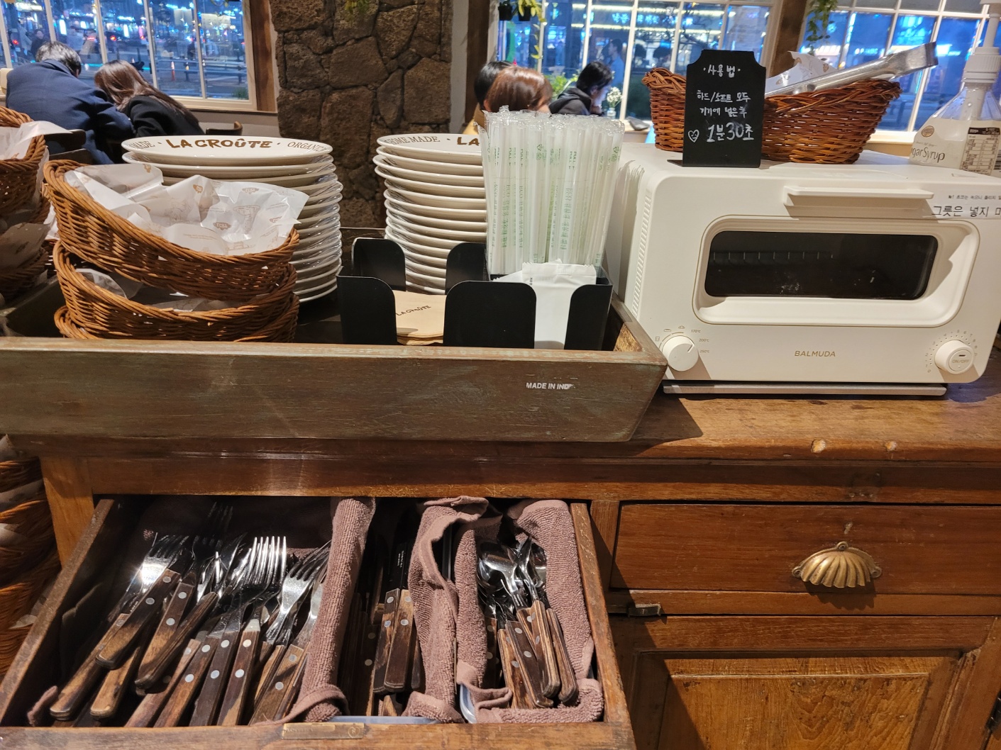 라크루트 오븐과 식기들