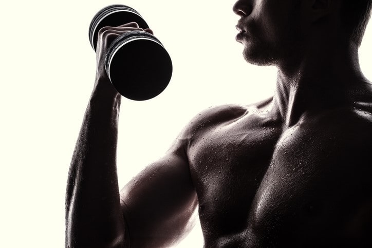 바벨을 들고 있는 남성의 모습