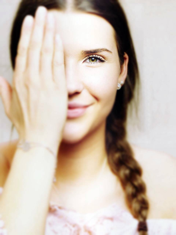 한쪽-눈-가린-여성