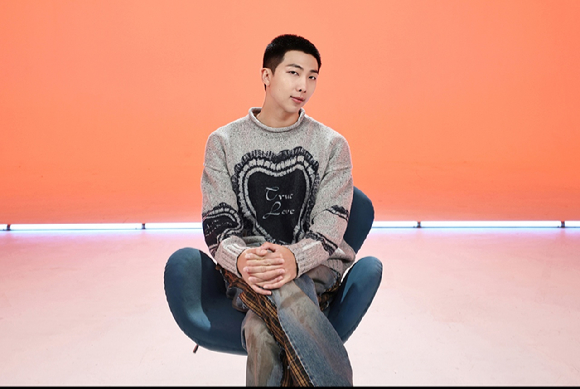 방탄소년단 RM이 두 번째 솔로 앨범 &lsquo;Right Place, Wrong Person'을 소개하고 있다. [사진=빅히트뮤직]