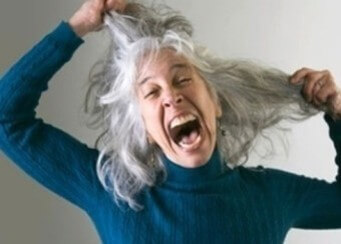 금발-머리가-흰색으로-변하자-머리를-쥐어뜯고-소리를-지르는-여자