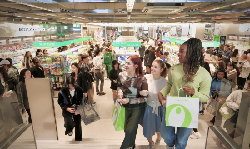 외국인 고객이 명동 타운 매장에서 쇼핑하고 있다.