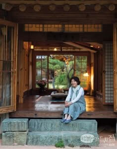 고즈넉하고-대청-마루에-불이켜져있고-화강암-대리석으로-계단이-만들어진-대청마루에-어머니가-앉아있는-모습