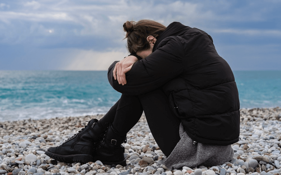 가래가 생기는 원인이 되는 스트레스를 받고 있는 여성