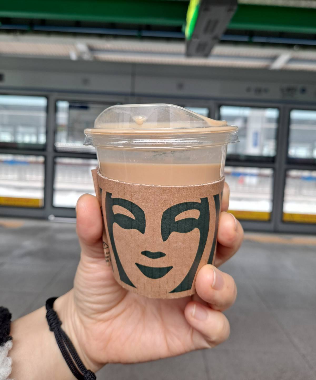 플랫폼에서 더블샷 들다