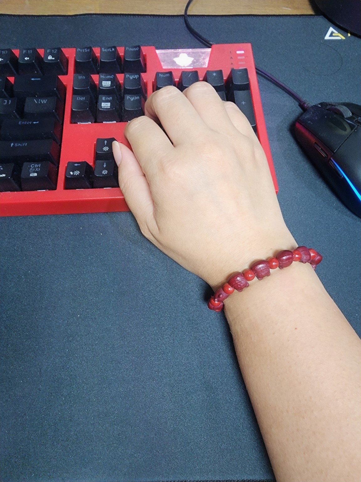 착용중인 경면주사 팔찌