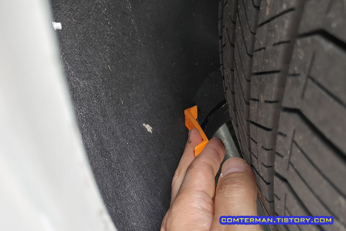 테슬라 모델3 하이랜드 뒷바퀴 휠하우스 핀 제거