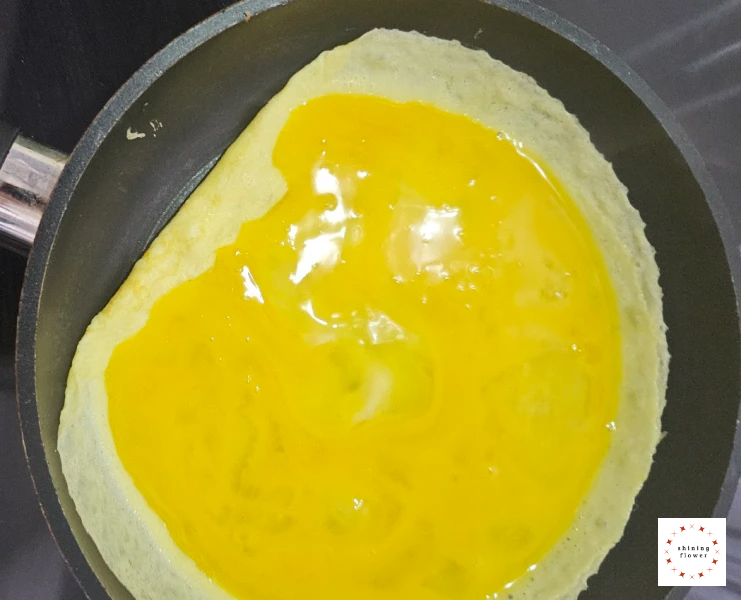 계란말이-계란물 프라이팬에 붓기