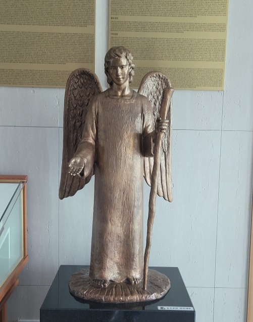 수원 호매실동성당 주보성인 라파엘 대천사 상입니다. 라파엘은 '하느님께서 고쳐주셨다.'라는 뜻으로 "치유의 천사"입니다.