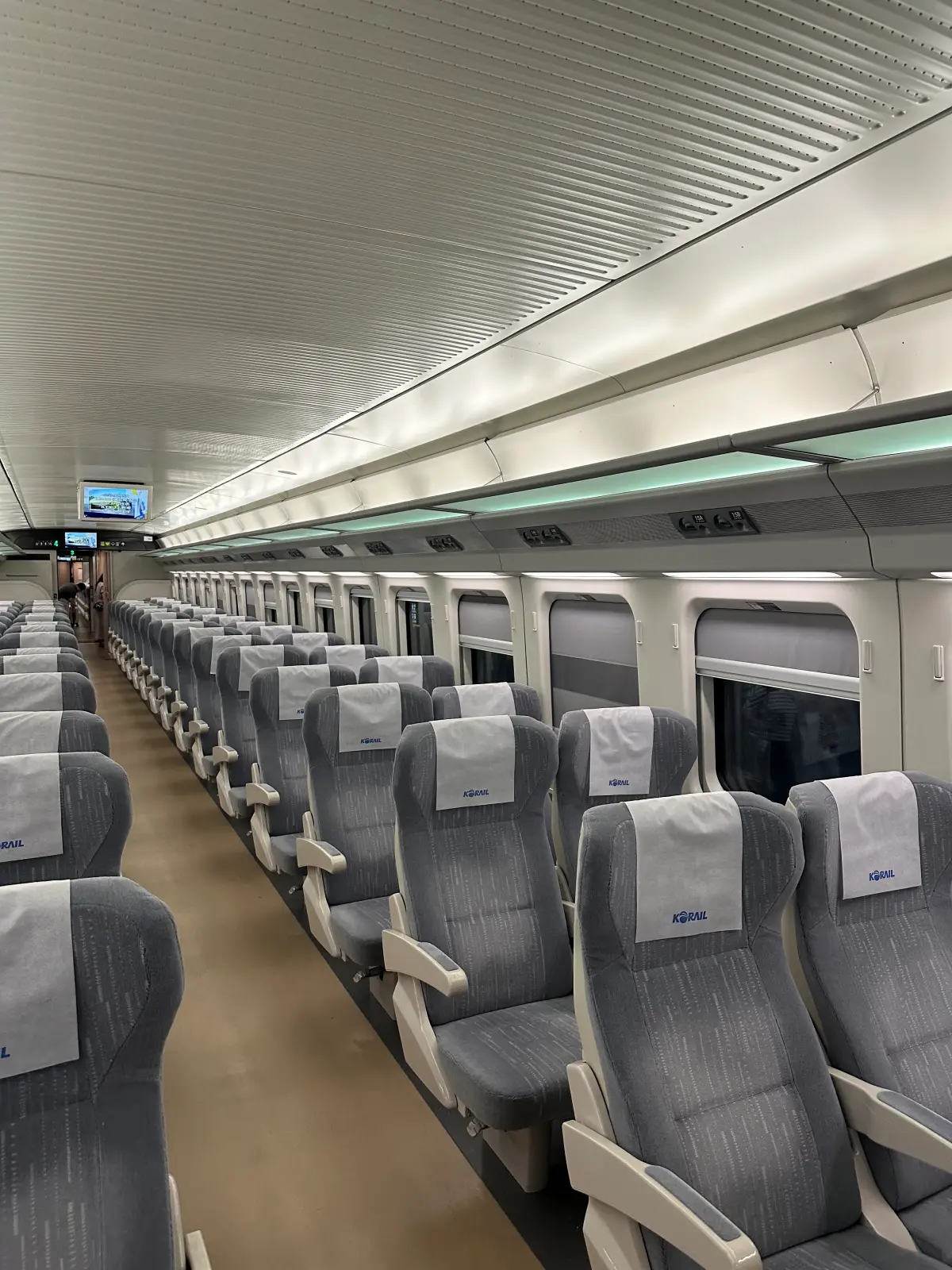 KTX-청룡-내부-18호차-텅빈좌석