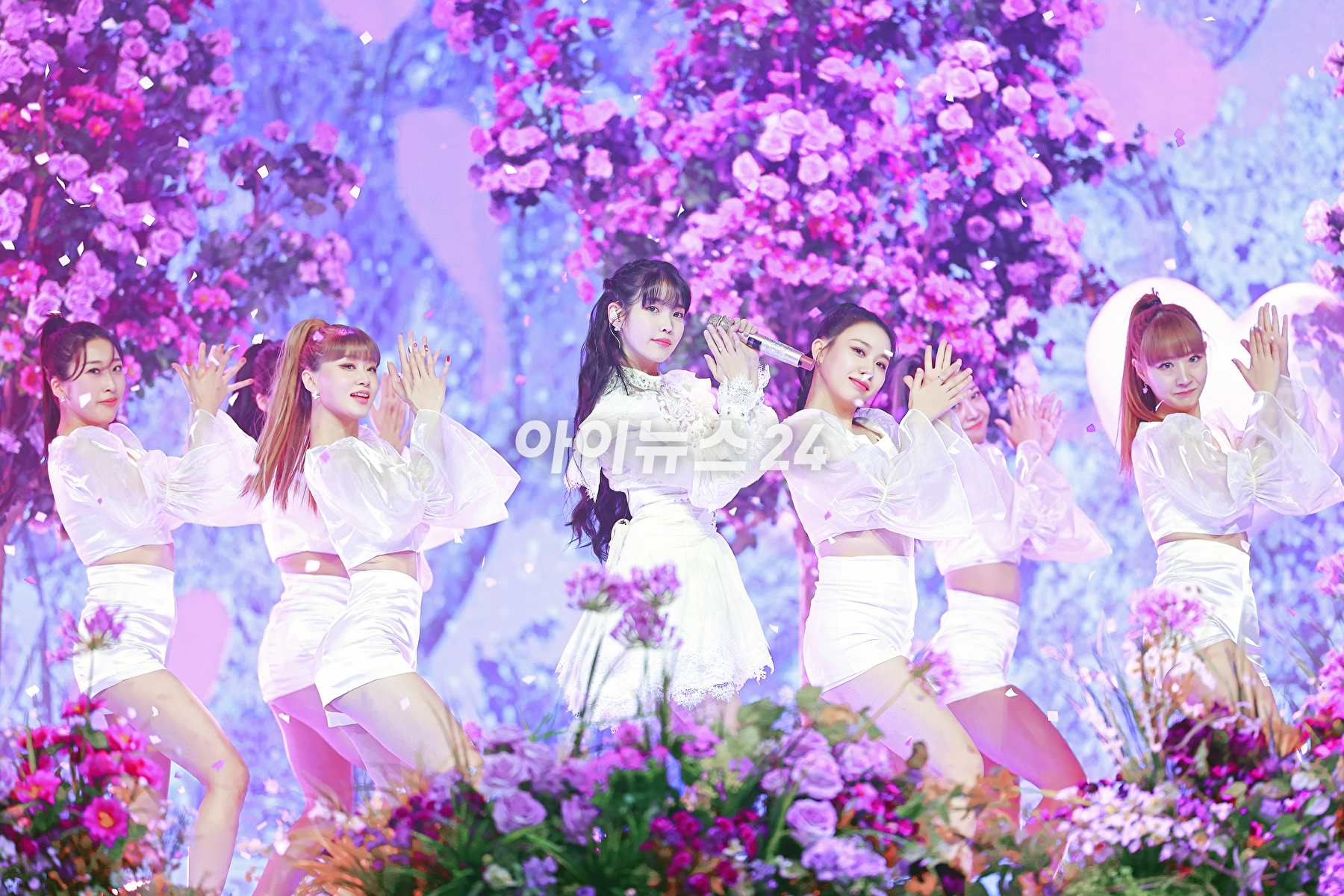 가수 아이유가 4일 오후 온라인 생중계로 진행된 'MMA2021(멜론 뮤직 어워드2021)' 시상식에서 멋진 무대를 선보이고 있다. [사진=멜론뮤직어워드사무국]