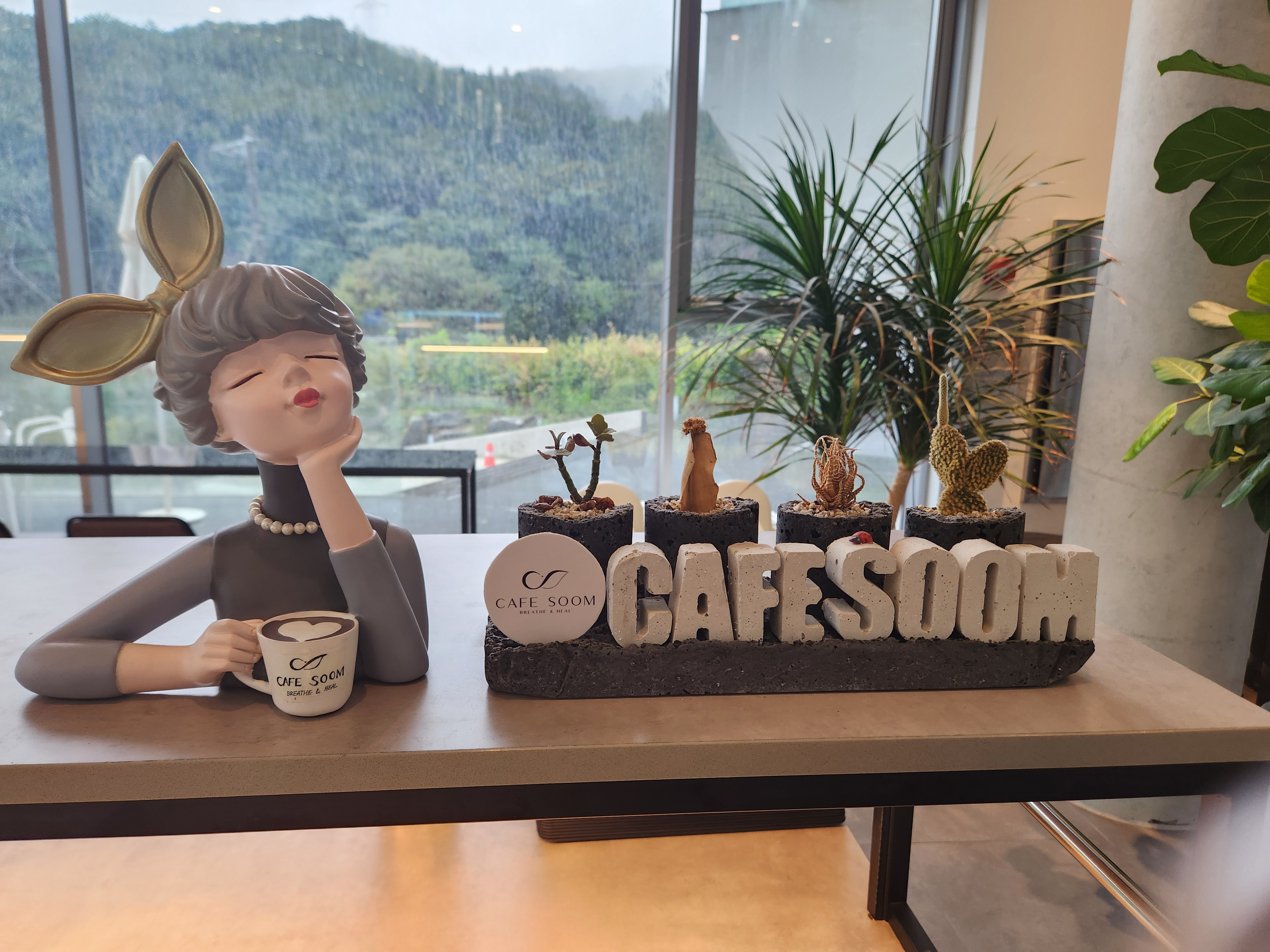 까페안 빵 진열대 위 까페 숨 조형물