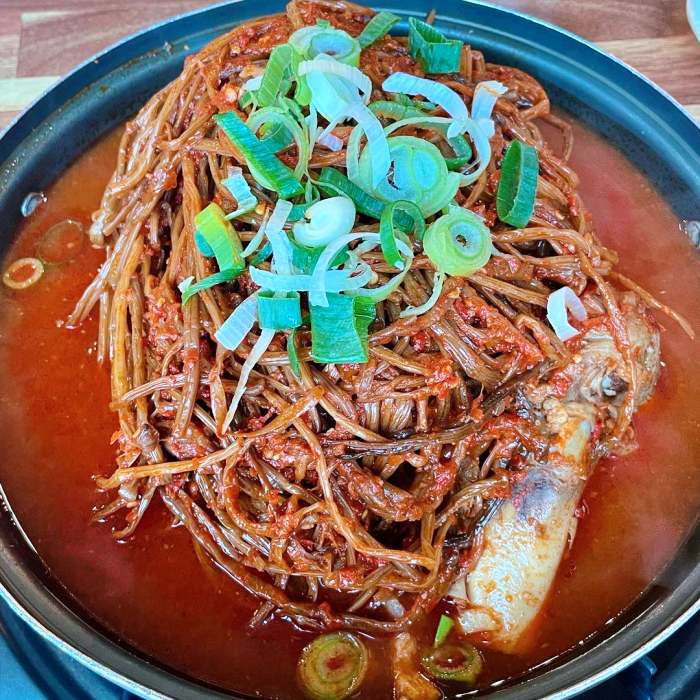 감자탕을 덮은 산더미 고구마순 고구마순 감자탕 광주 맛집 추천 생방송투데이 먹킷리스트
