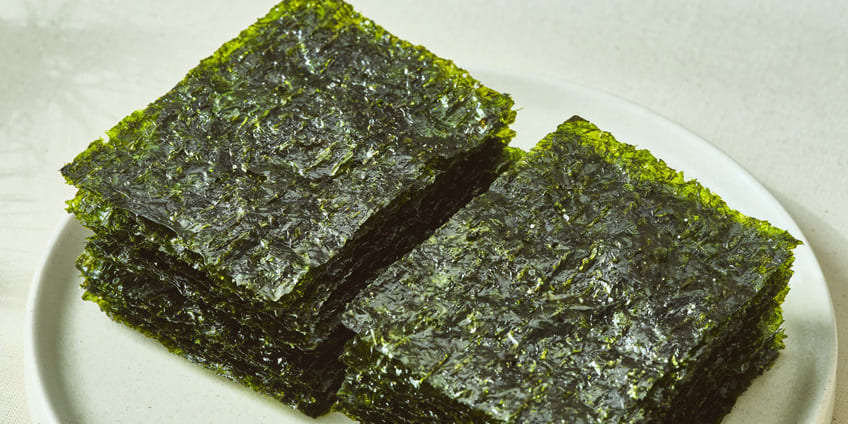 접시에 담겨 있는 김