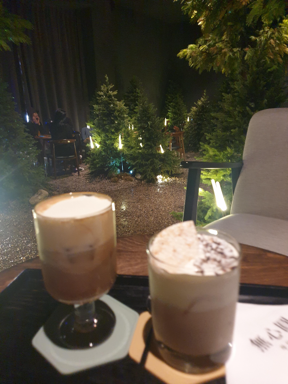 컵에 크림이 올라가 맛있어 보이는 솔트 커피(왼쪽)와 천마 크림 밀크티(오른쪽)