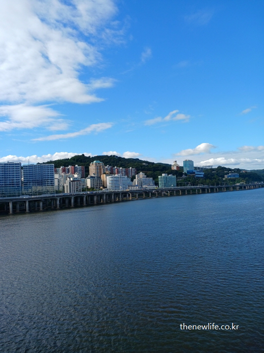 광진교 북쪽 방향 – 워커힐호텔과 아차산이 한눈에 들어오는 한강 전망