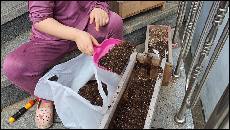 새로운-흙과-기존의-흙을-섞어주는-사진