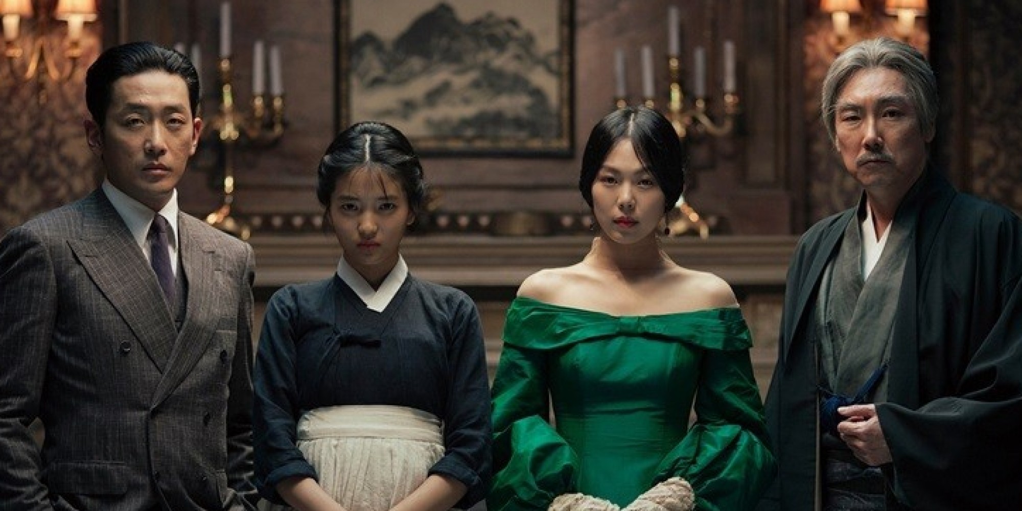 영화 아가씨의 한 장면 – 네 인물이 실내에 서서 서로를 바라보는 장면, 긴장감이 흐르는 가족 초상처럼 구성됨