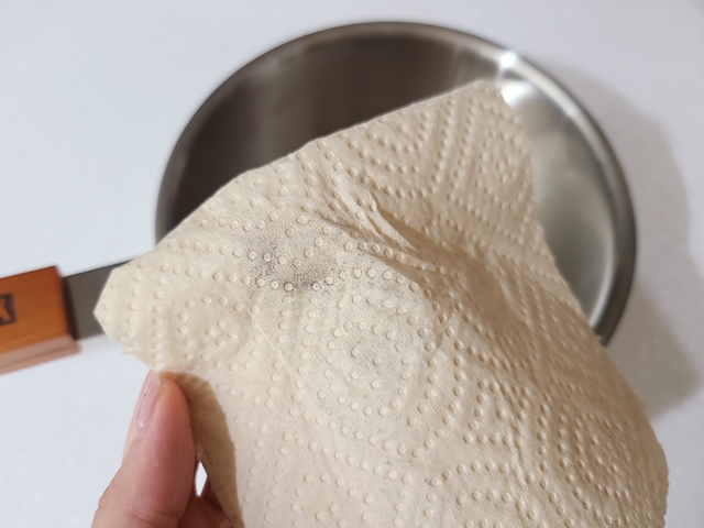 키친타월에 묻어나오는 새카만 연마제