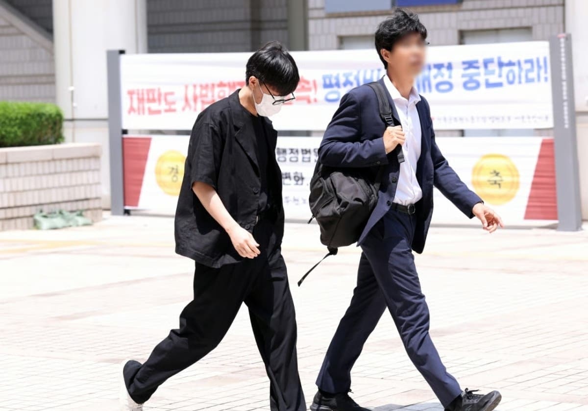 변호사와 함께 법정에 출석하는 문태일