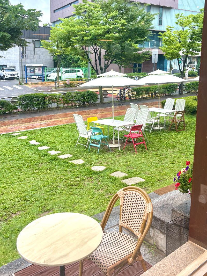 꼬뜨 몽마르뜨 야외테이블