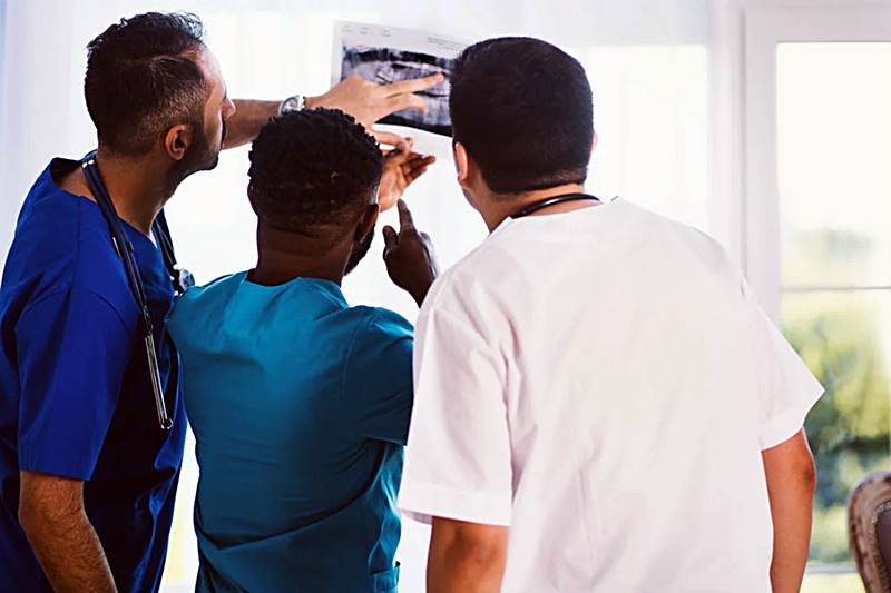 병원에서-진료차트를-보는-의사-간호사-모습