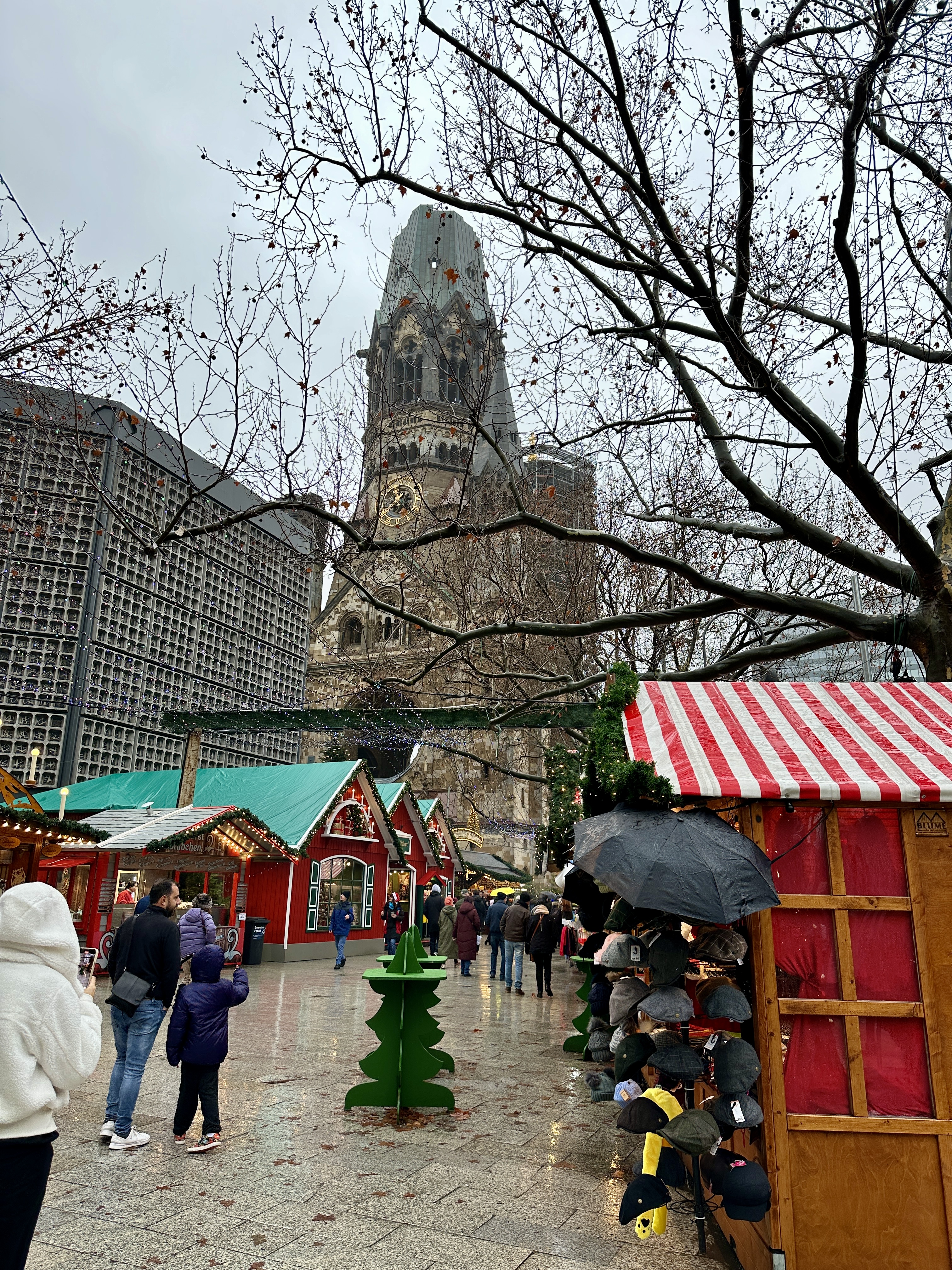 크리스마스 마켓 분위기 나는 카이저 빌헬름 교회 앞
