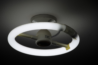 형광등이 숙면의 적? 수면을 방해하는 '천장 조명'의 비밀