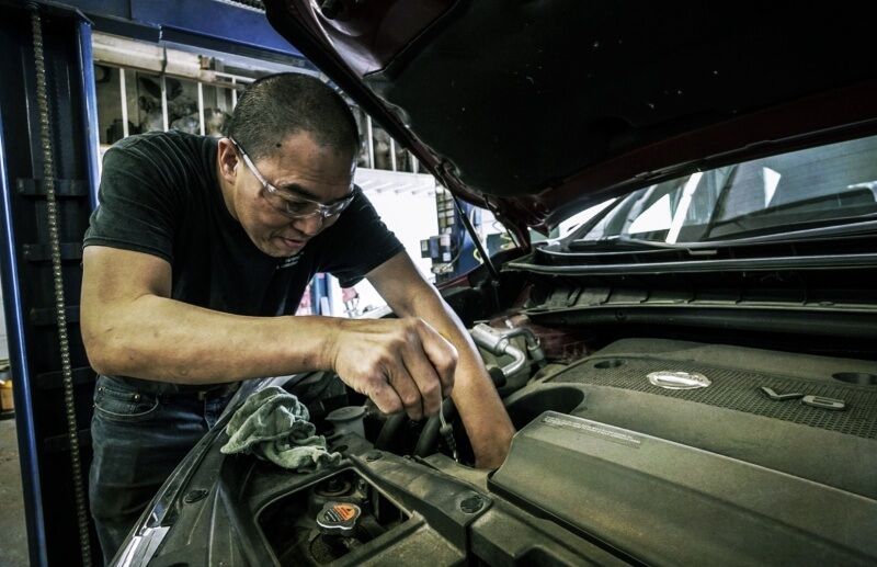 오일-점검하는-정비공