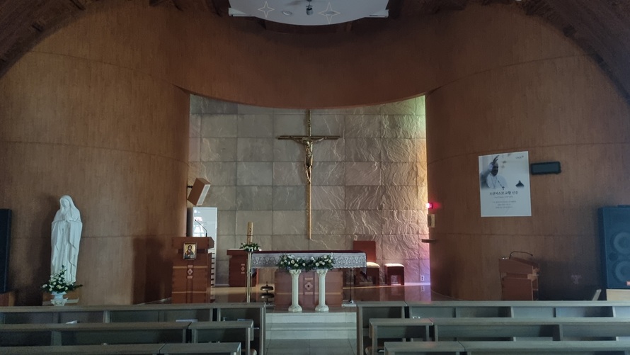 천안 불당동성당 성전 제단, 제대, 십자고상