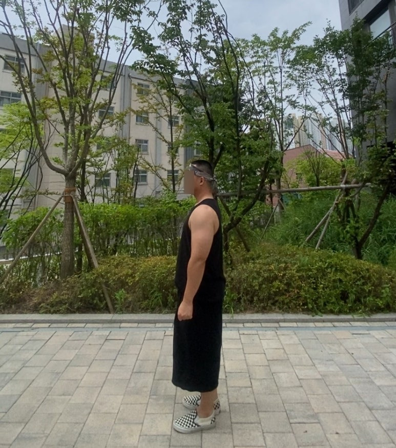 데일리룩('26. 8. 15.)후드후드 빈티지 카모 반다나 밀리터리, 무신사 무신사스탠다드 슬리브리스 민소매 나시, 무신사스탠다드 무신사 와이드 버뮤다 팬츠, 반스 체커보드 슬립온