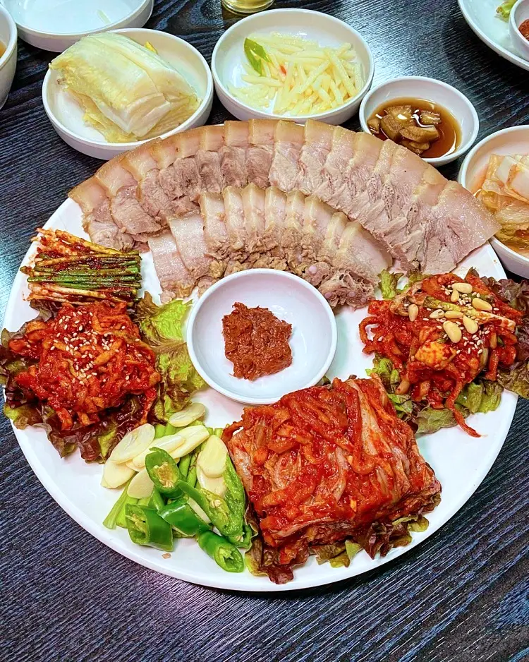줄서는식당 돼지와 소의 8가지 부위 삶은 수육 제복쟁반, 자가제만 메밀면 직접 짠 들기름 막국수 맛있는 술집 강남역 맛집 소개