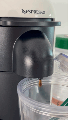 커피 추출중인 영상