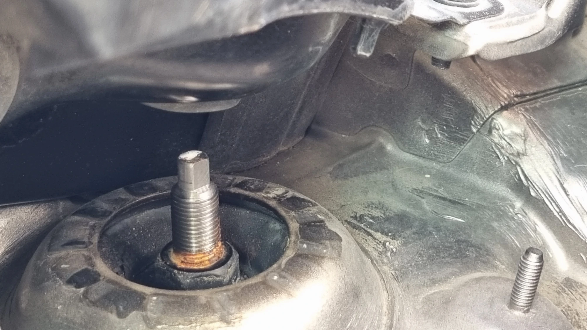 인슐레이터 더스트 커버 빠진 모습