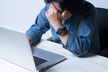 머리가 아픈 남성