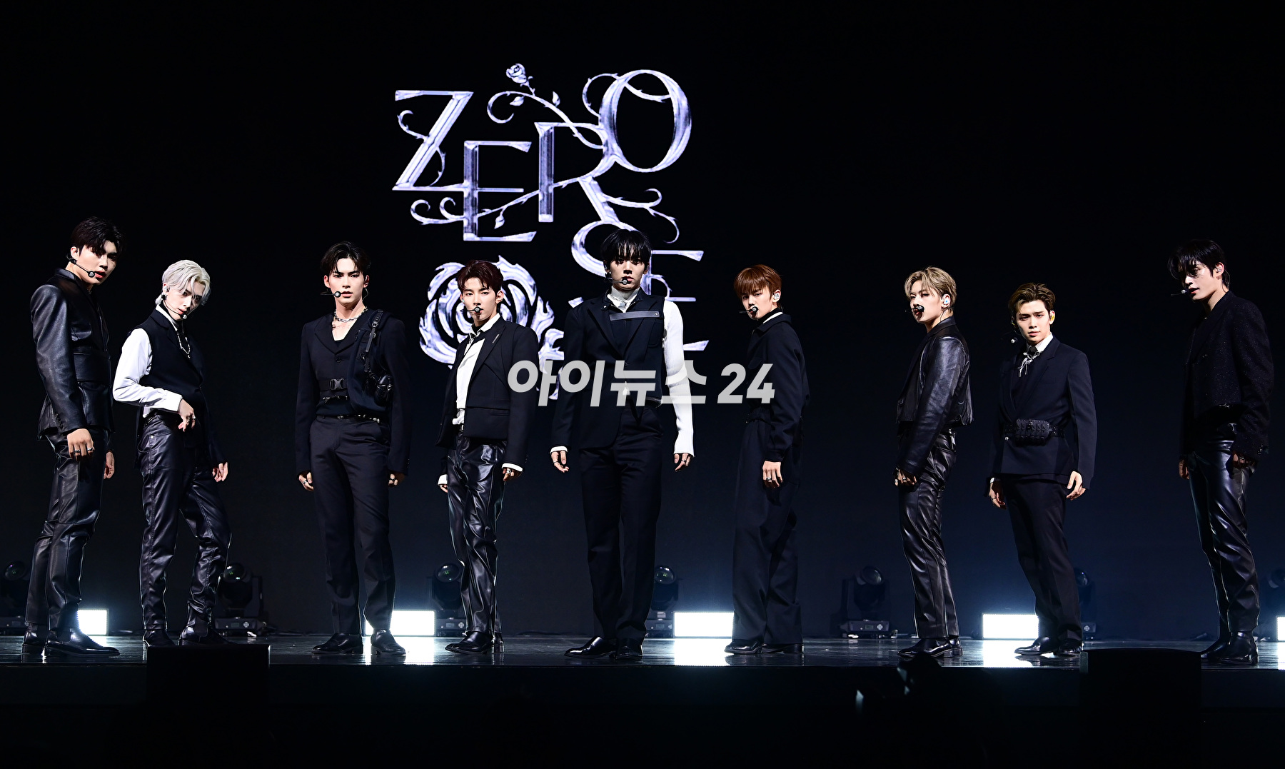 그룹 제로베이스원(ZEROBASEONE)이 5일 오후 서울 광진구 예스24라이브홀에서 열린 두 번째 미니앨범 &#39;멜팅 포인트&#39;(Melting Point) 발매 기념 쇼케이스에서 포토타임을 갖고 있다. [사진=정소희 기자]