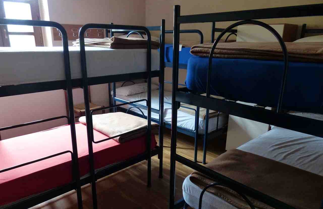 게스트하우스의 2층 침대의 모습