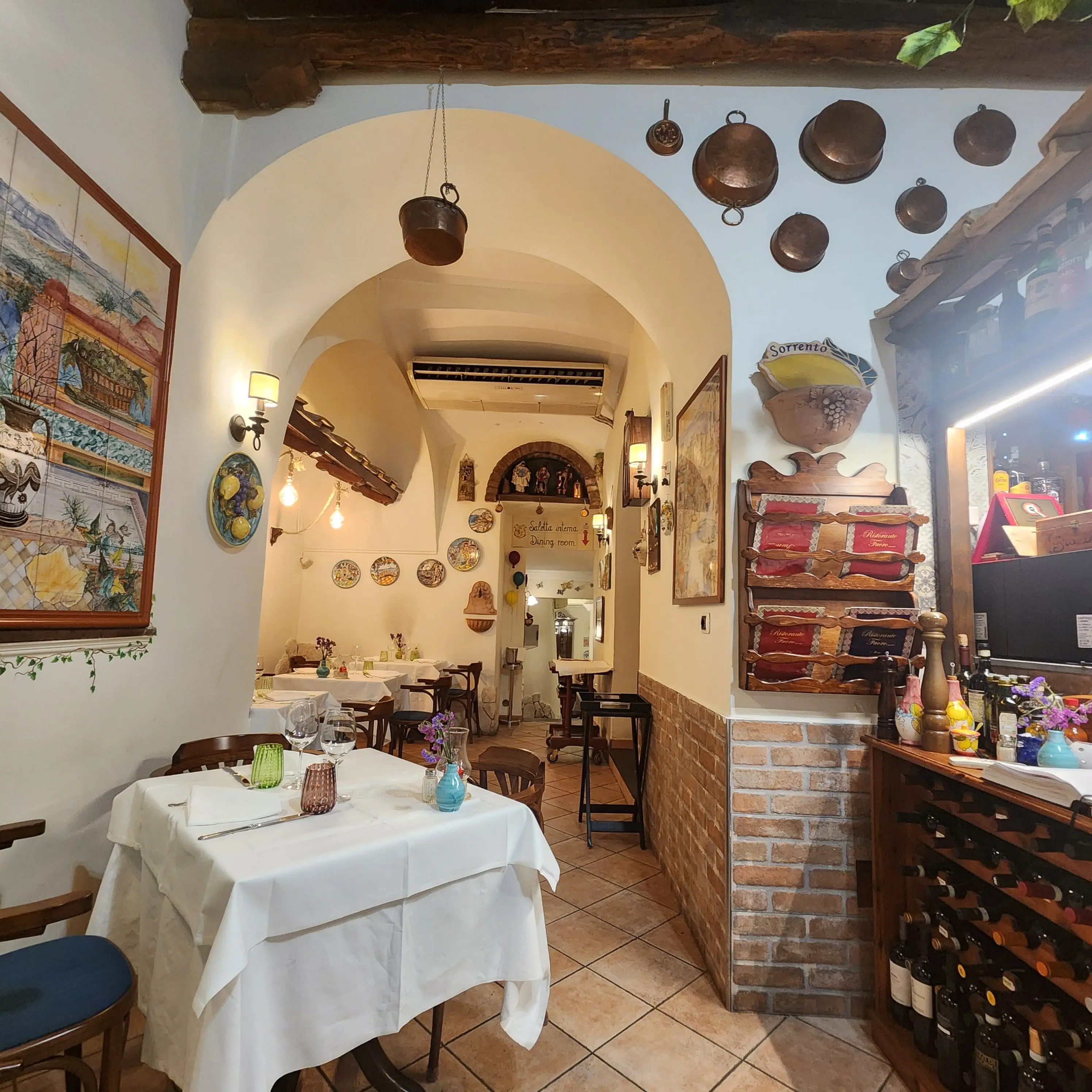 테이블과-긴-복도