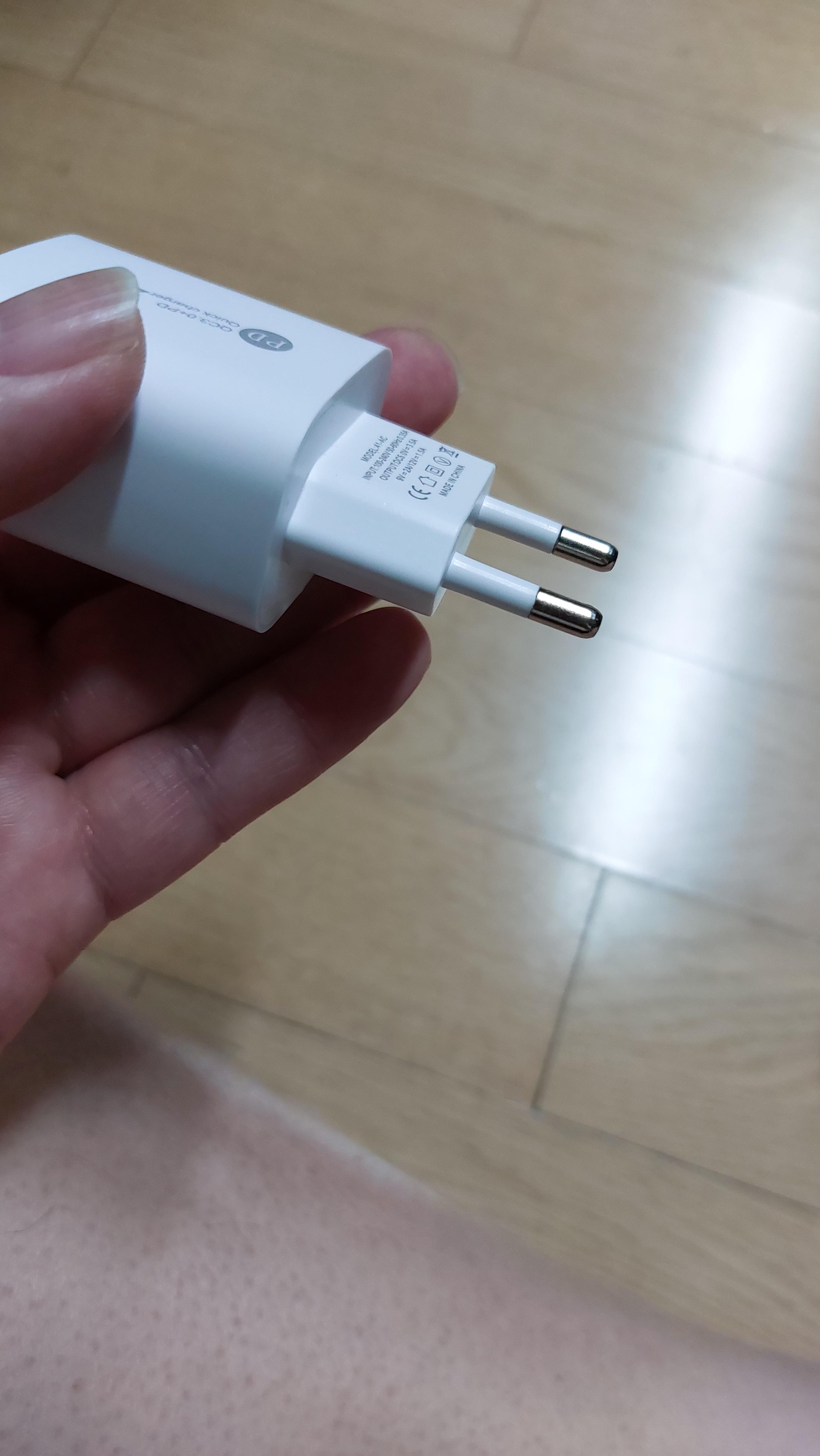 알리 20W 듀얼충전기 플러그 모양