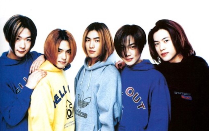 NRG 데뷔 초기- 멤버 5명이 정면을 보며 포즈를 취하고 있다.