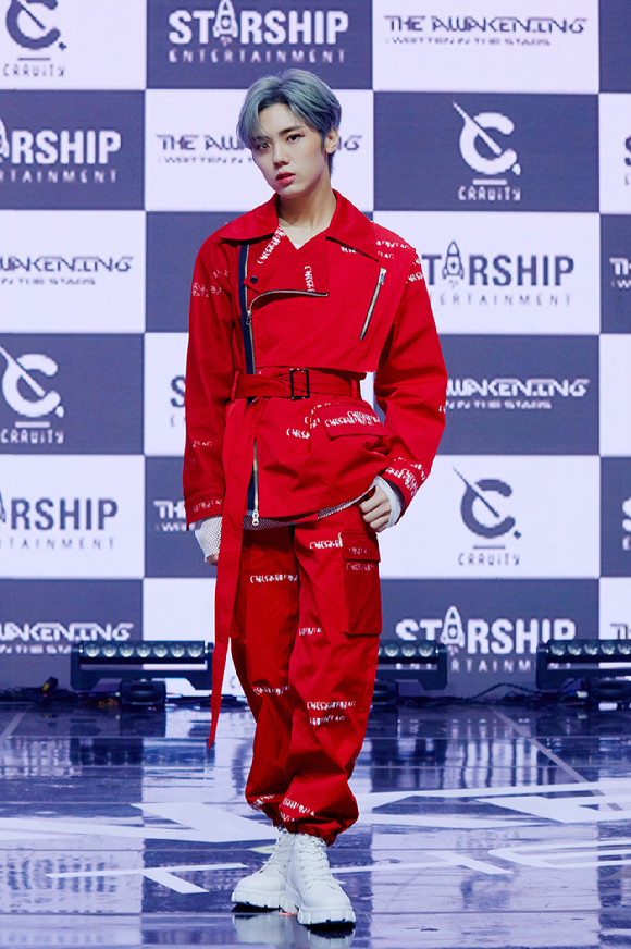 그룹 크래비티(CRAVITY) 성민이 19일 오후 온라인으로 진행된 첫 정규앨범 파트 1 &#39;디 어웨이크닝: 리튼 인 더 스타즈&#39;(THE AWAKENING: Written in the stars)를 발매기념 쇼케이스에서 기념촬영을 하고 있다. [사진=스타쉽엔터테인먼트]