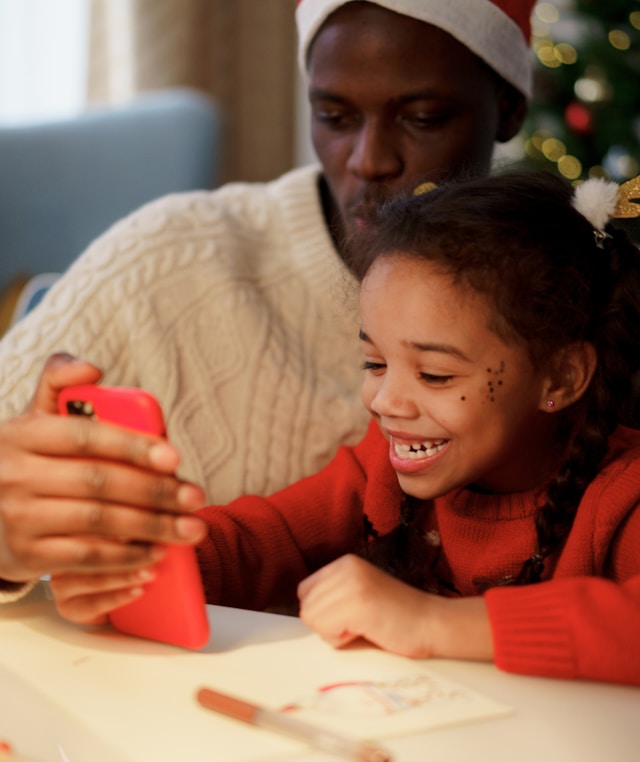 부모와 아이가 함께 사용하는 스마트폰