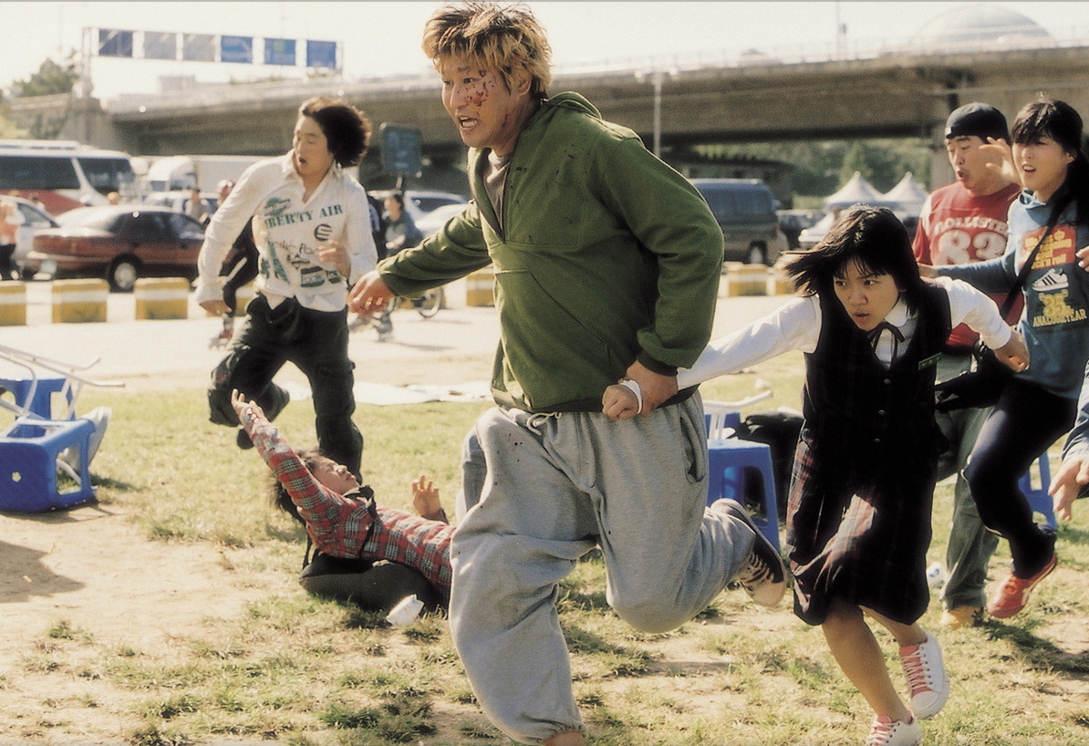 한강에 나타난 괴물을 피해 도망가는 주인공들과 사람들