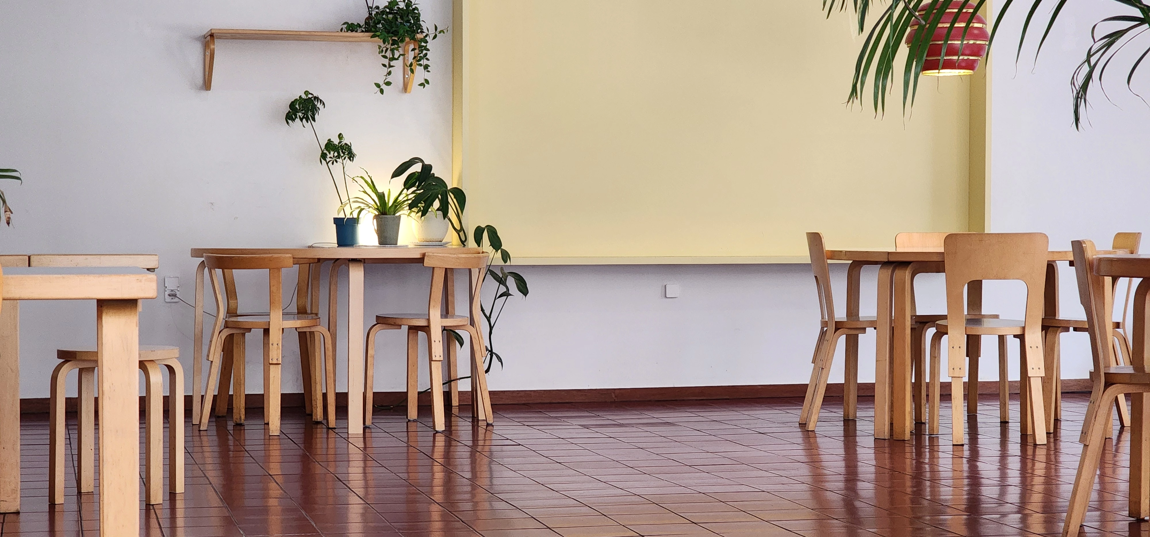 밝은 테이블, 의자, 노란색 포인트, 넓은 공간