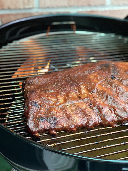 스페어립에 바베큐 소스를 발라서 훈연