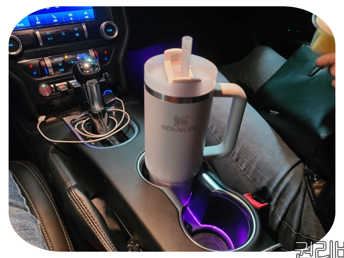 구형 머스탱 컵홀더