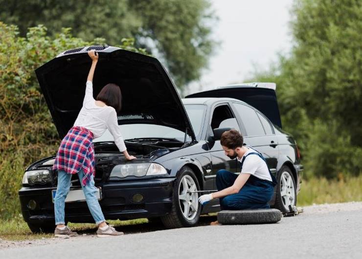 자동차를 고치는 남자와 여자