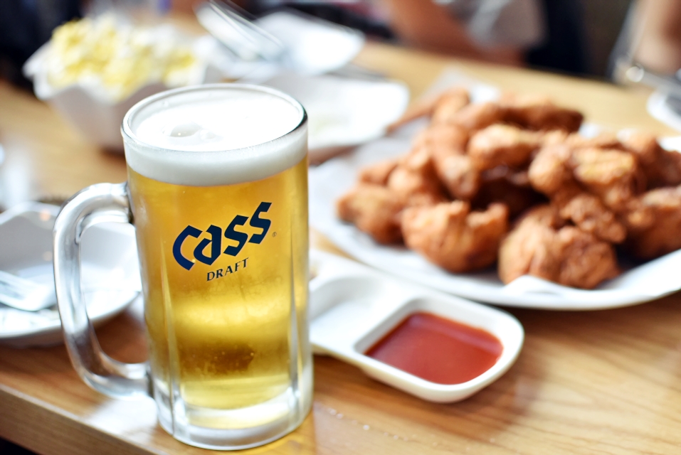 여름철 주 메뉴인 시원한 생맥주와 치킨