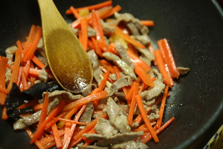 잡채 고기 볶는 모습